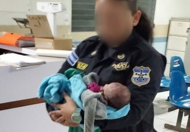 Autoridades rescatan a una recién nacida que había sido abandonada en un predio baldío en una zona de Apopa. Autoridades rescatan a una recién nacida que había sido abandonada en un predio baldío en una zona de Apopa.