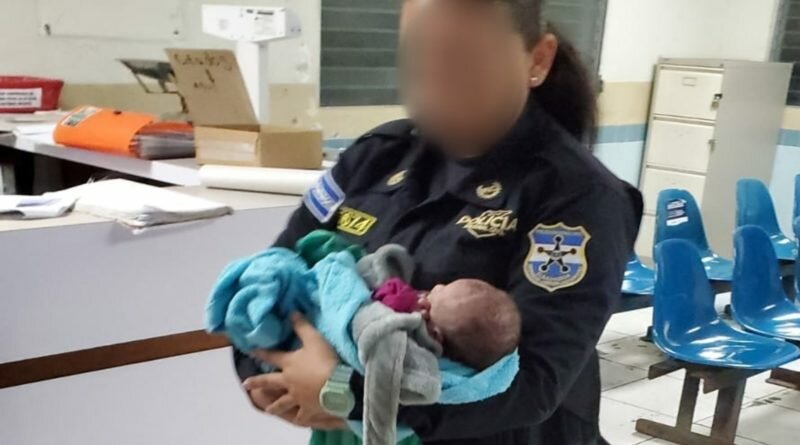 Autoridades rescatan a una recién nacida que había sido abandonada en un predio baldío en una zona de Apopa. Autoridades rescatan a una recién nacida que había sido abandonada en un predio baldío en una zona de Apopa.